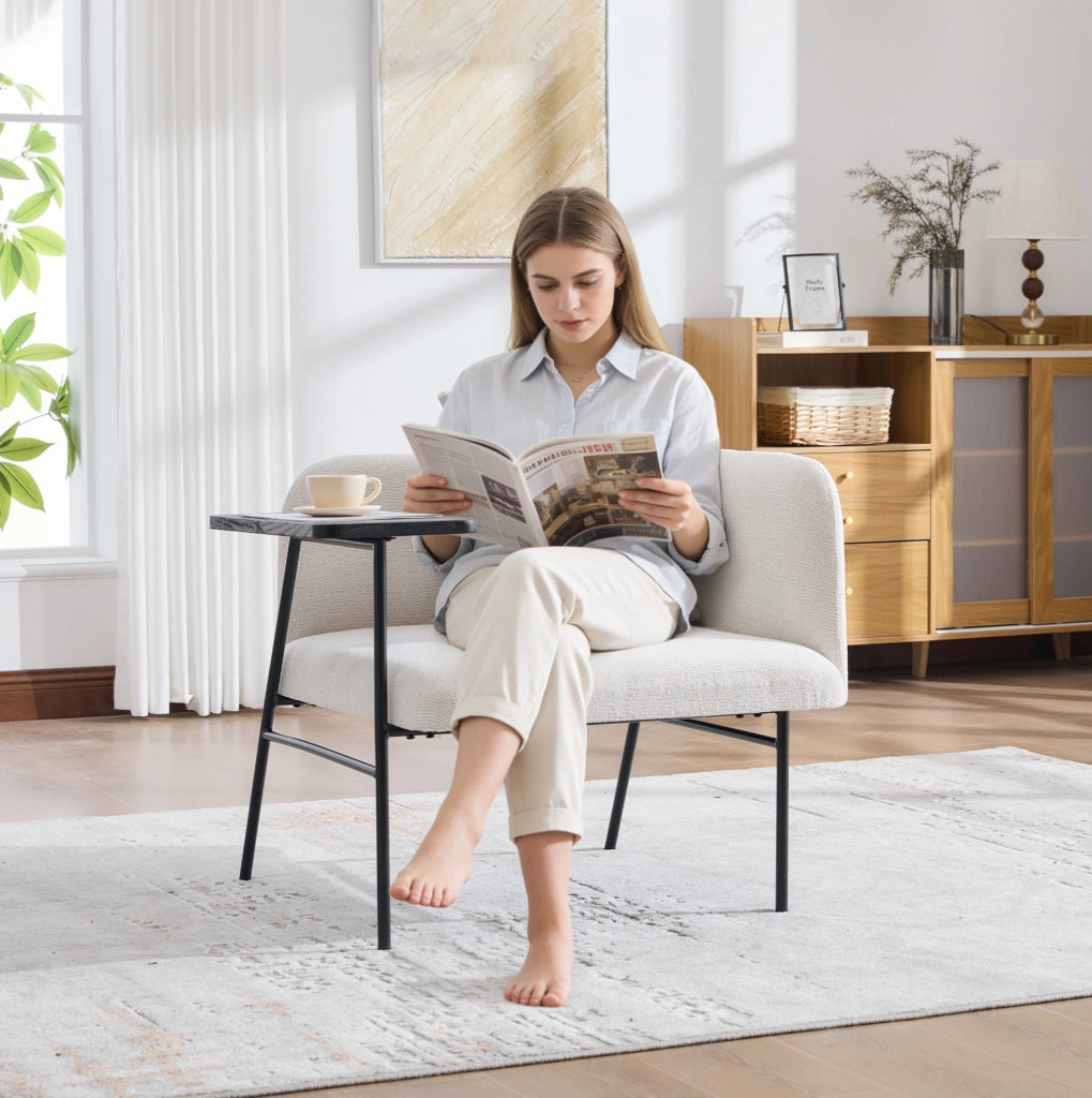 Poltrona relax in ciniglia beige con tavolino e tasche laterali