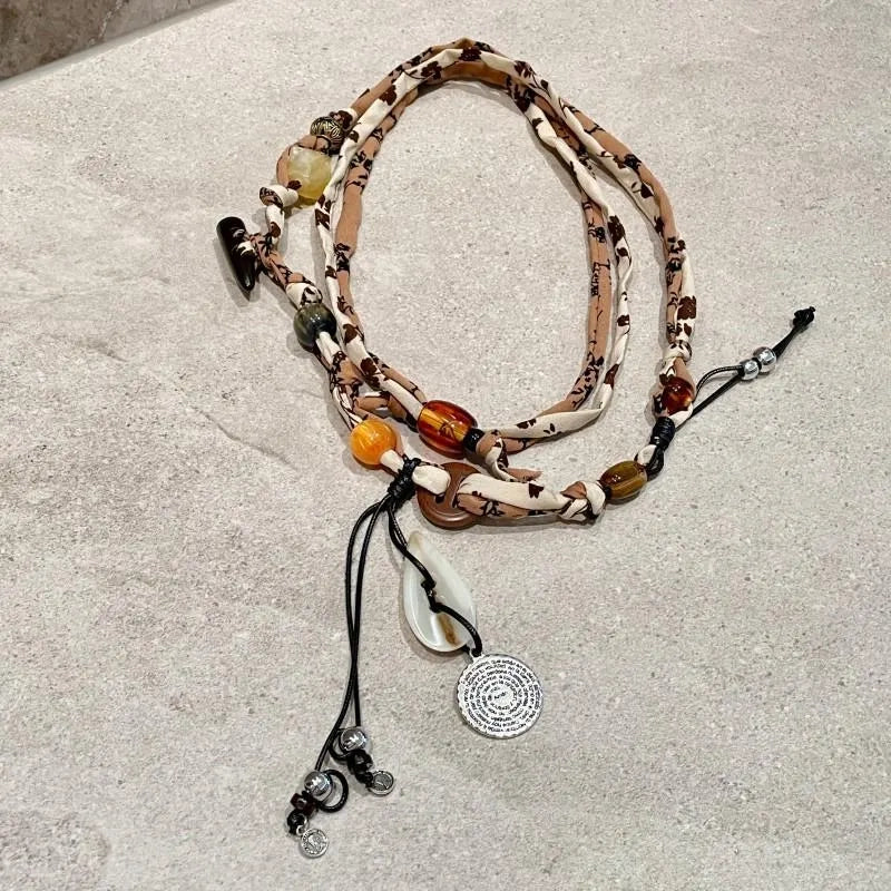 Collana con bottoni a conchiglia intrecciati: realizzata a mano in stile vintage