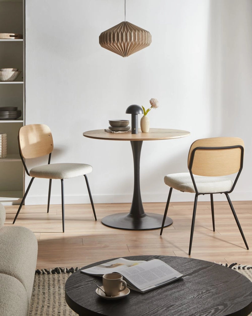 Set di 2 sedie da pranzo bianco sporco con gambe in ferro nero senza braccioli e cappucci protettivi Design moderno e minimalista Sala da pranzo
