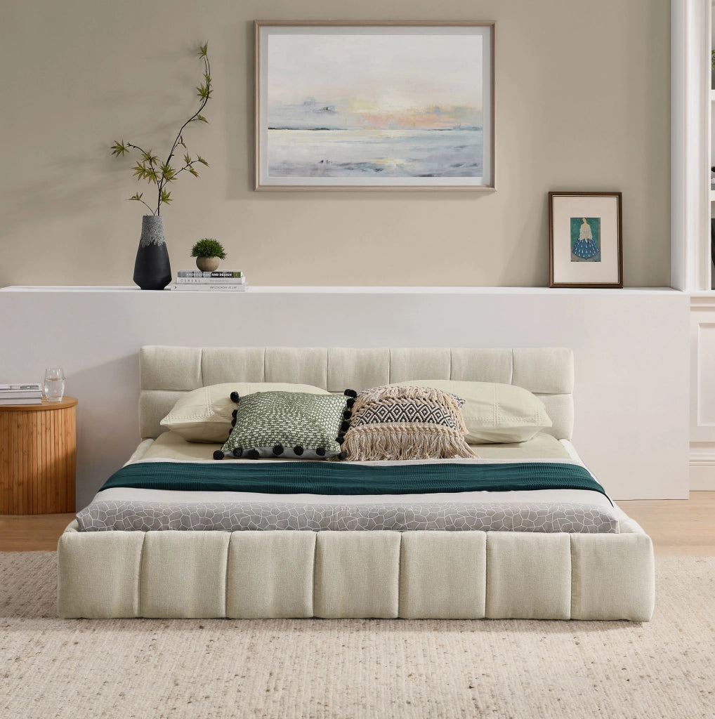 Letto matrimoniale 140x200 cm in chenille beige; con struttura in legno di eucalipto e ferro