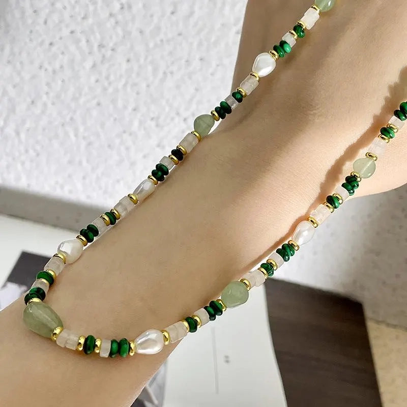 Collana fatta a mano con perle naturali e malachite verde, regalo di Natale o di compleanno.