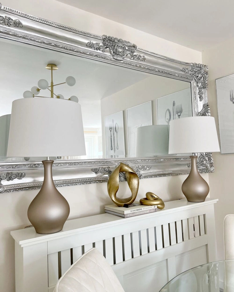 Lampada da Tavolo dorato con Base in Ceramica Bianca Paralume Impero in Poliestere Design Moderno