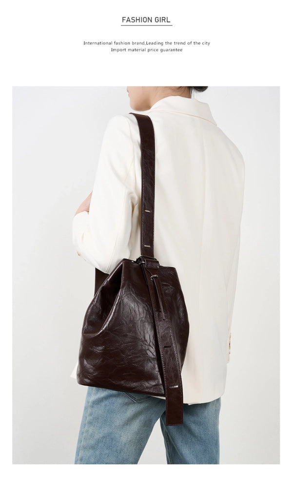 Borsa a secchiello da donna in pelle di vacchetta stropicciata, colore viola.