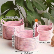 Tre cestelli di cotone, un contenitore da ufficio con maniglie a forma di occhi di gatto, un contenitore per giocattoli e un contenitore per la biancheria.