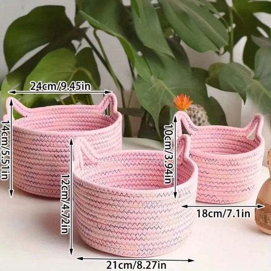 Tre cestelli di cotone, un contenitore da ufficio con maniglie a forma di occhi di gatto, un contenitore per giocattoli e un contenitore per la biancheria.