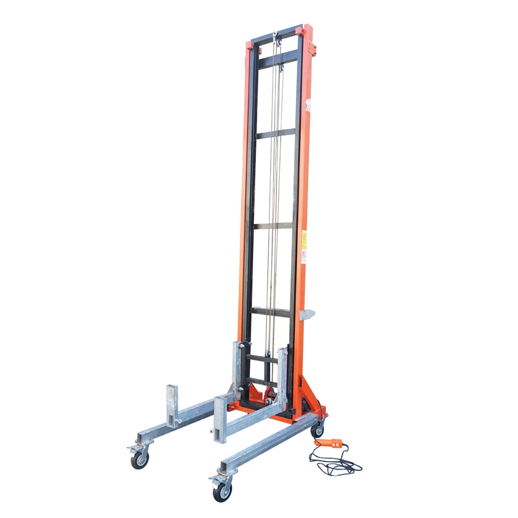 Elevatore elettrico per materiali edili, altezza massima 6 m, portata 265 kg con telecomando.
