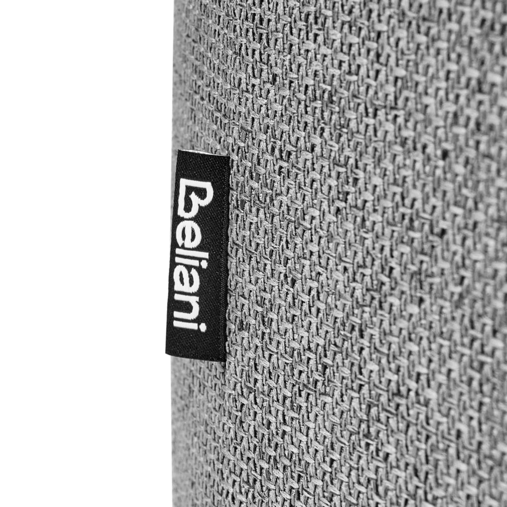 Pouf contenitore in tessuto grigio chiaro con finitura idrorepellente. Poggiapiedi imbottito con contenitore e seduta per ingresso.
