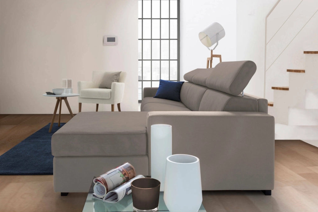 Divano fisso Angera, Divano ad angolo, Made in Italy, SofÒ  Soggiorno con chaise longue, in tessuto imbottito - Penisola contenitore Destra, con Braccioli slim, cm 280x95h85, Tortora
