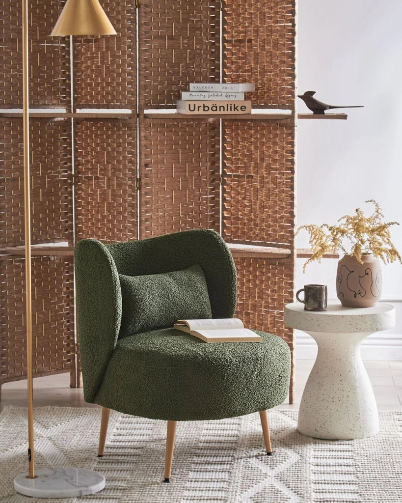 Poltrona da salotto con schienale curvo boucle verde scuro stile glam elegante soggiorno