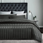 Set da letto a tre pezzi 200 x 220 cm con tessuto a trama a righe in grigio lino con due cuscini 80 x 80 cm