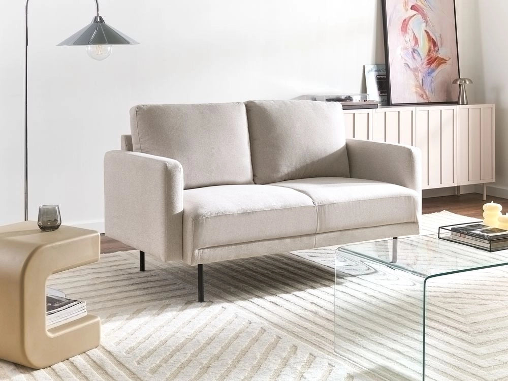 Divano a 2 posti in tessuto beige chiaro e gambe in metallo stile moderno e minimalista