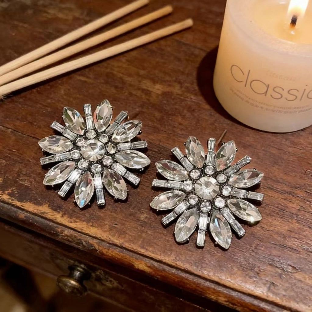 Nuovi ed eleganti orecchini a forma di fiore con diamanti e cristalli