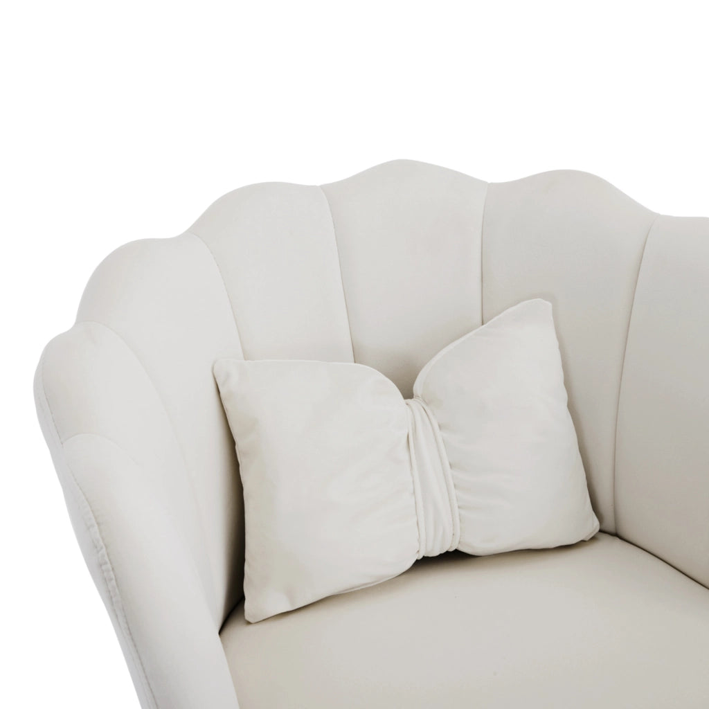 Poltrona con design a petalo; supporto ergonomico in velluto beige