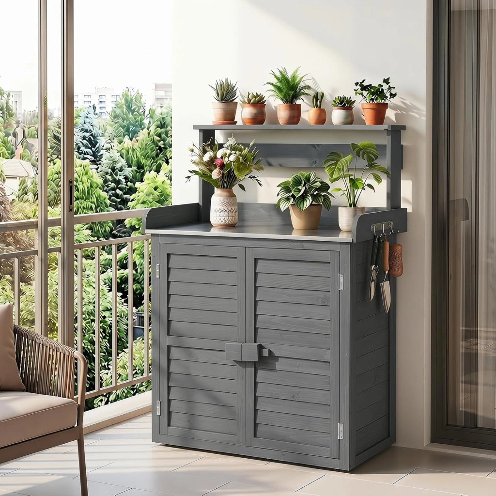Armadietto da Esterno in Legno a 2 Livelli (Grigio) | con Piano in Metallo Zincato, 3 Ganci Appendiabiti, Ripiani Rimovibili e Ante a Doghe, da Giardino, Balcone e Cortile