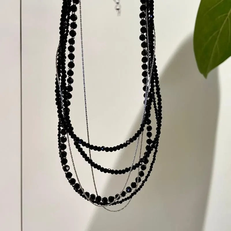 Collana vintage multistrato con cristalli neri: gioiello fatto a mano con perline.