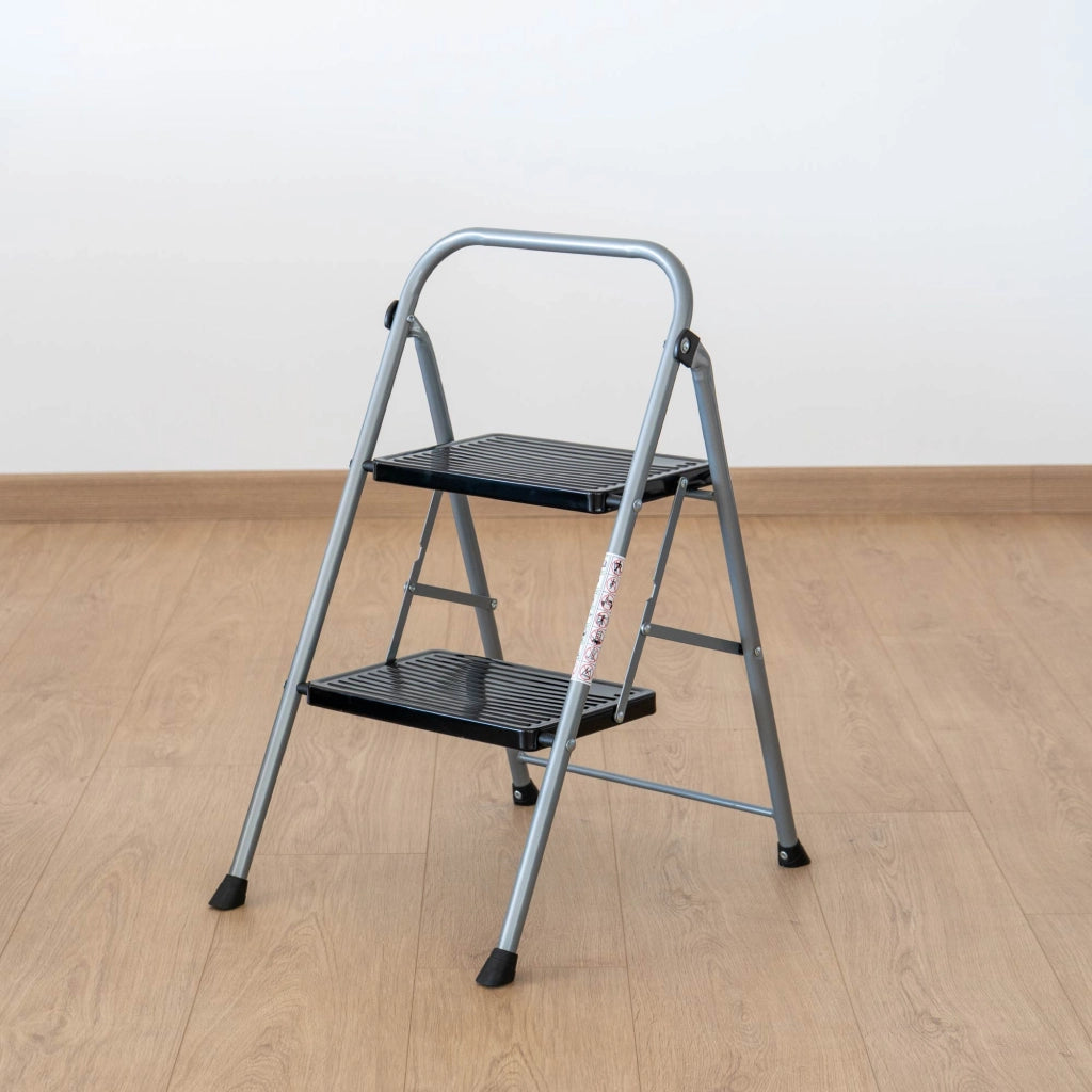Scala pieghevole in metallo 2 o 3 gradini – Gradini e piedini antiscivolo, portata 150 kg, certificata EN 141, richiudibile e salvaspazio 2 Gradini