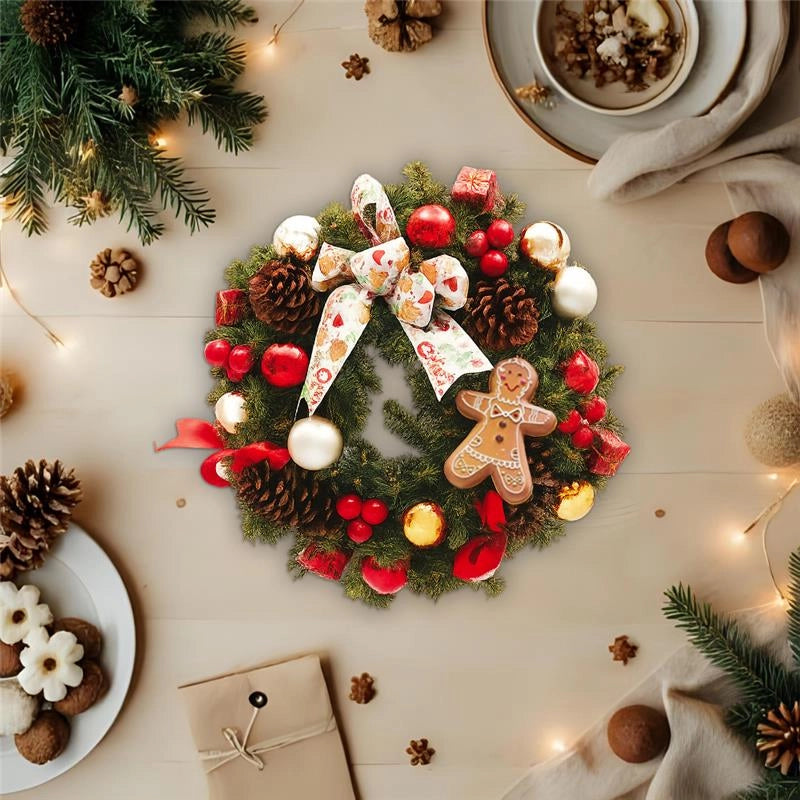 MAURY'S GHIRLANDA DI NATALE IN PVC VERDE CON FIOCCO DECORAZIONI VARIE E GINGERBREAD DIMENSIONI 40 CM