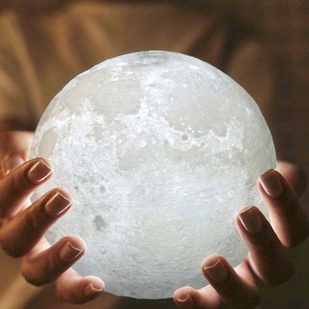 Trade Shop - Lampada Da Tavolo Luna 18cm Luce Led 3 Colori Moon Lamp A Batteria Con Supporto -