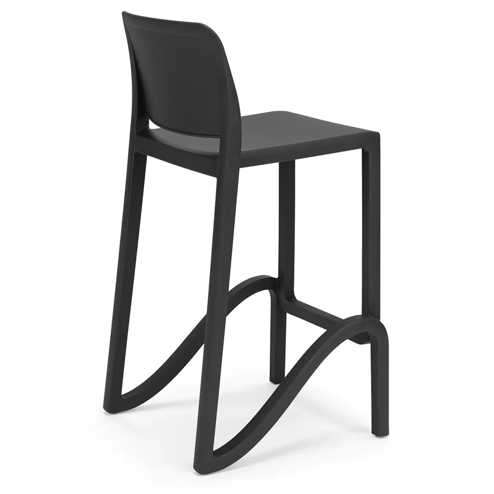 Sgabello in polipropilene GIANO altezza seduta 75cm, impilabile, idrorepellente, resistente ai raggi UV, design moderno e innovativo, ideale per la cucina, la veranda o giardino colore Ghisa