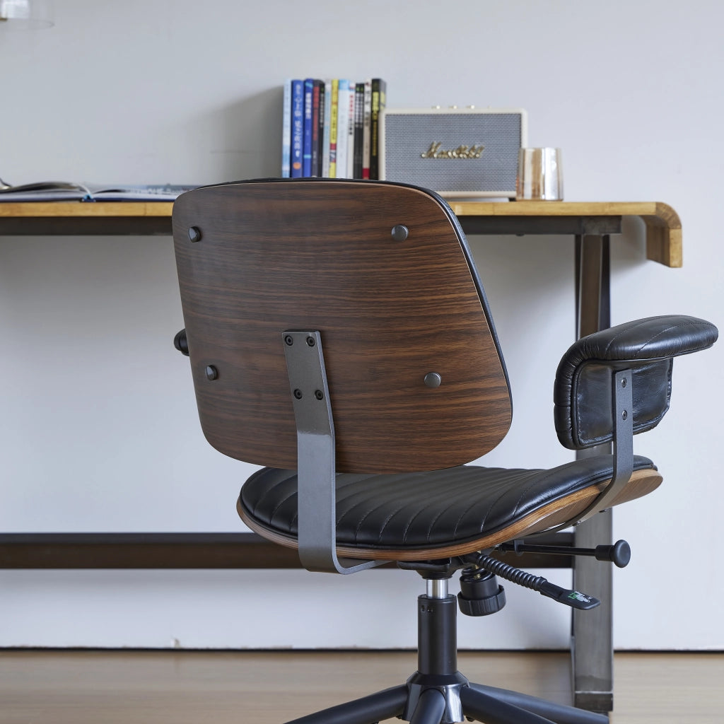 Sedia da ufficio in vera pelle con braccioli imbottiti, base in metallo e ruote girevoli, colore nero