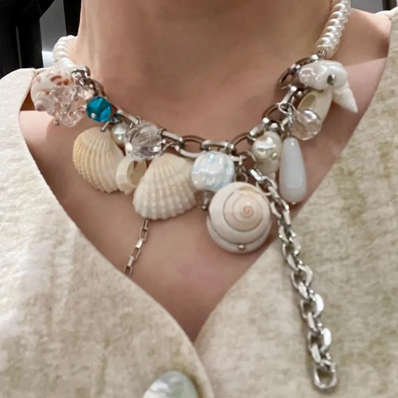 Collana con conchiglie e stelle marine: un regalo perfetto per gli amanti del mare.