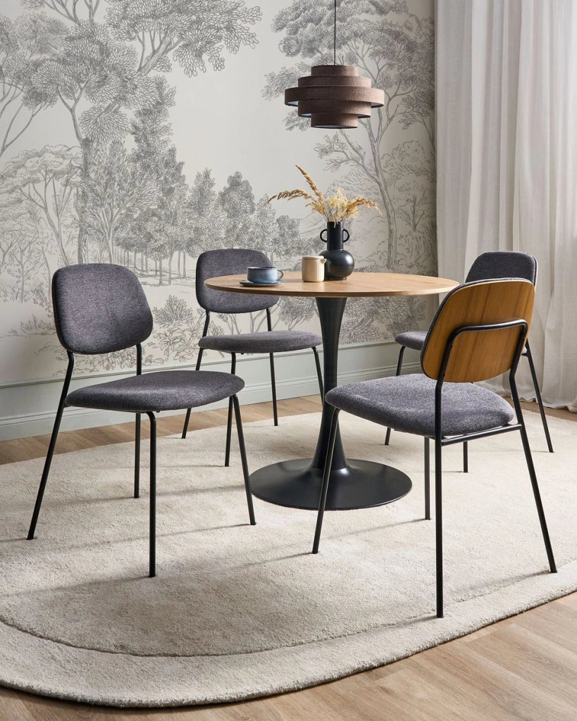 Set di 4 sedie da pranzo grigio nero poliestere gambe in ferro senza braccioli cappucci protettivi design minimalista moderno impilabili
