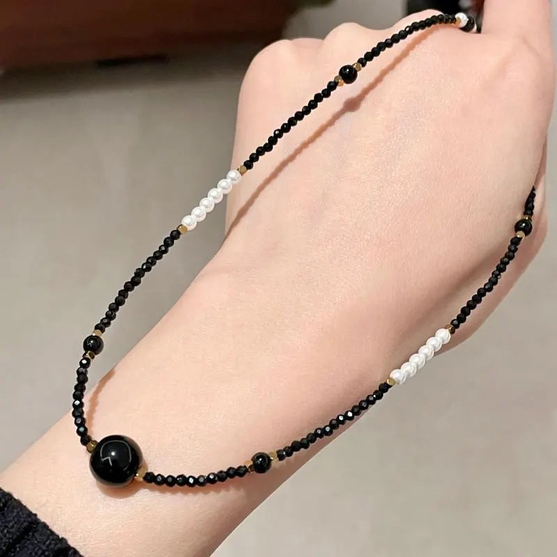 Collana fatta a mano con perle e cristalli neri, regalo di Natale o compleanno.