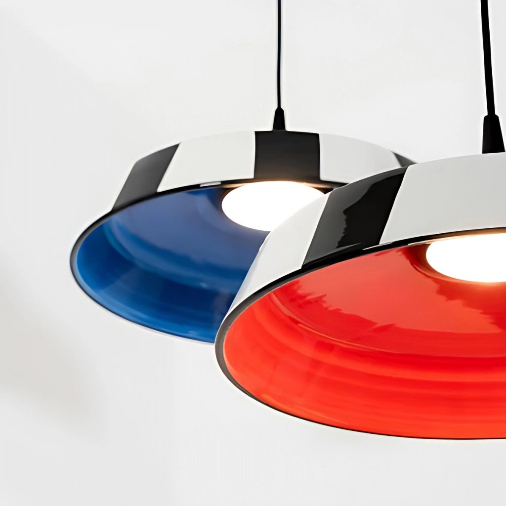 Lampada a sospensione Circus in ceramica artigianale italiana, design a righe bianche e nere con interno rosso, LED integrato 8W, diametro 24 cm