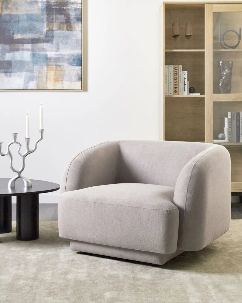 Poltrona in tessuto grigio chiaro stile retro glam art decor con braccioli