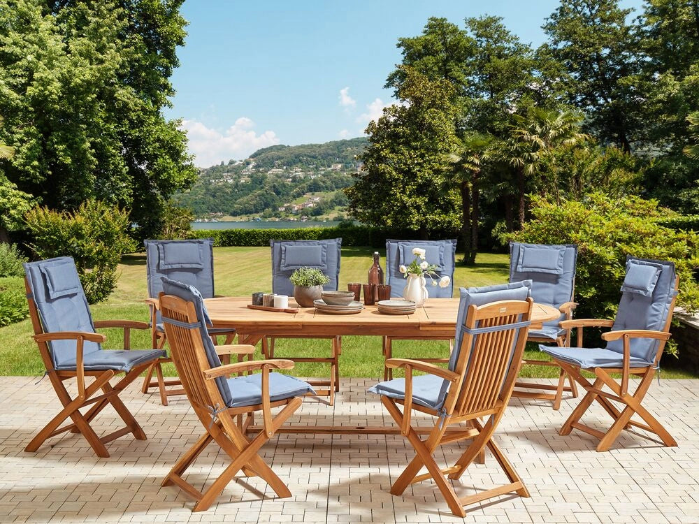 Set da pranzo per esterni in legno di acacia chiaro con cuscini blu tavolo a 8 posti sedie pieghevoli design rustico