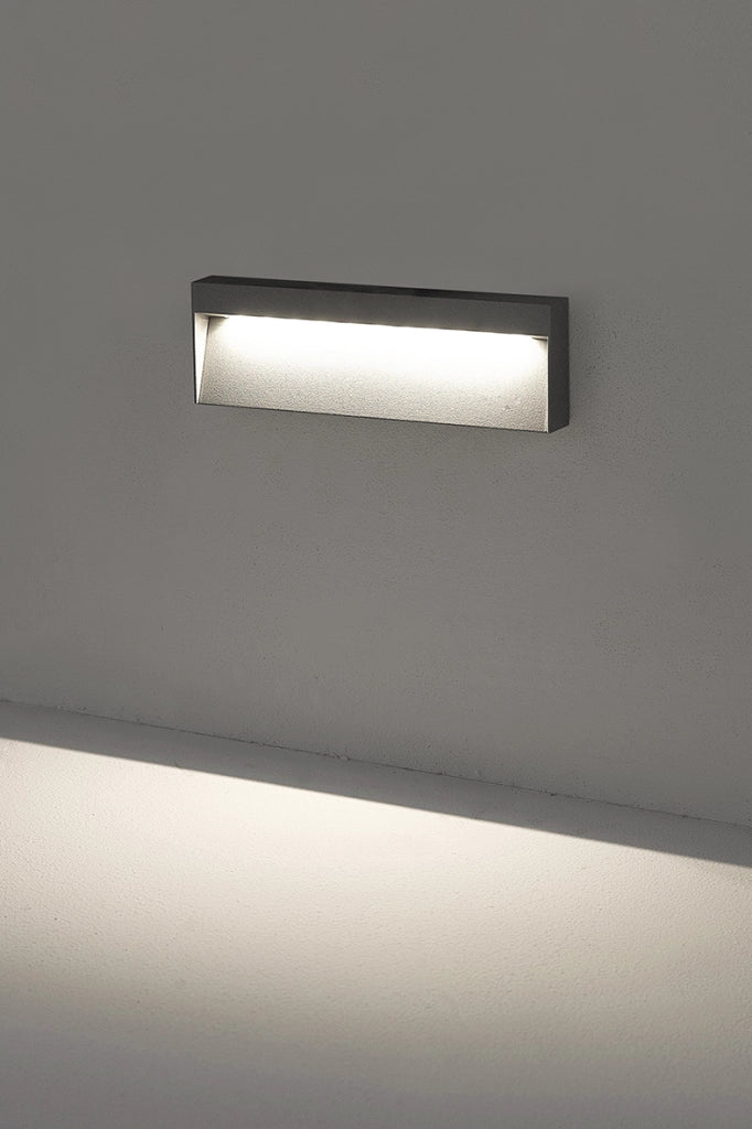 Applique KIKI a LED 8W 3000K IP65 - Struttura in Alluminio Bianca per Esterni, Segnapasso a Parete 50° Angolo Luce - Rossini Group