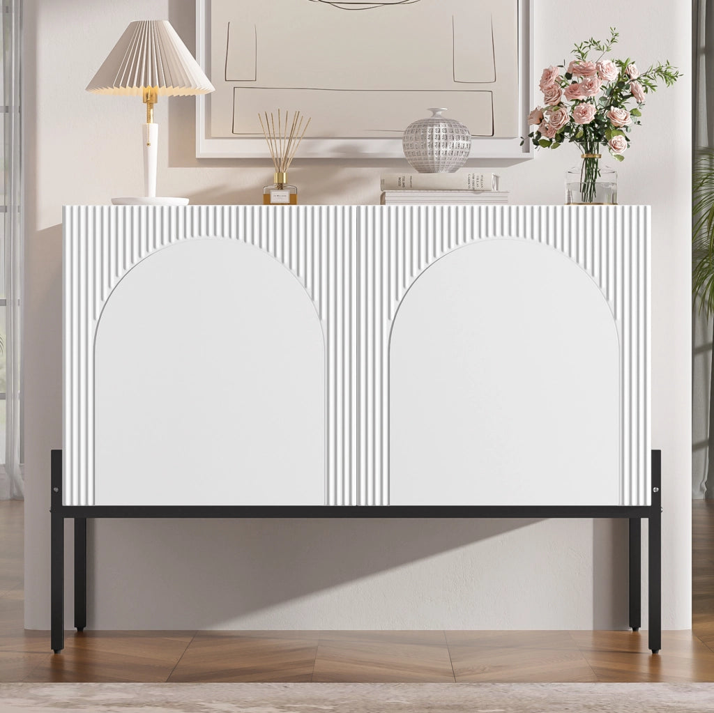 Credenza moderna bianca con ante e gambe in metallo