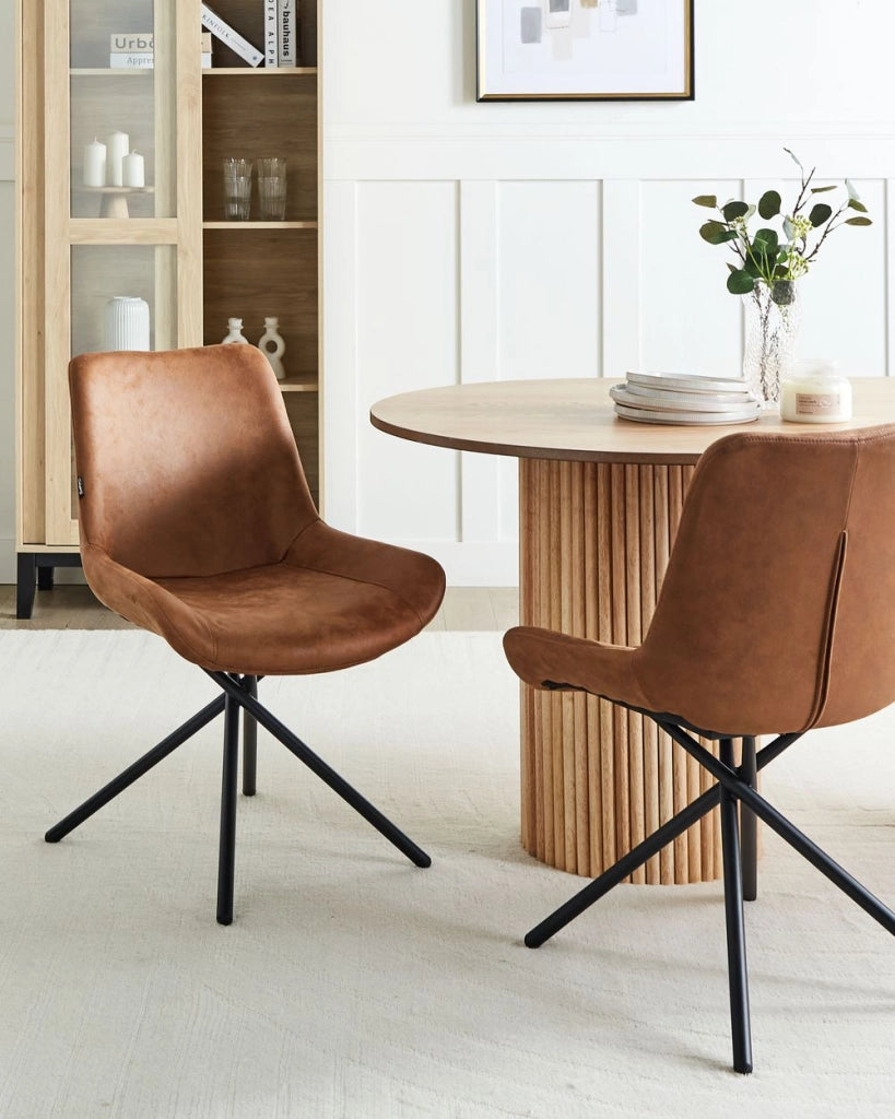Set di 2 sedie da pranzo in ecopelle scamosciata marrone stile retrò seduta rotonda