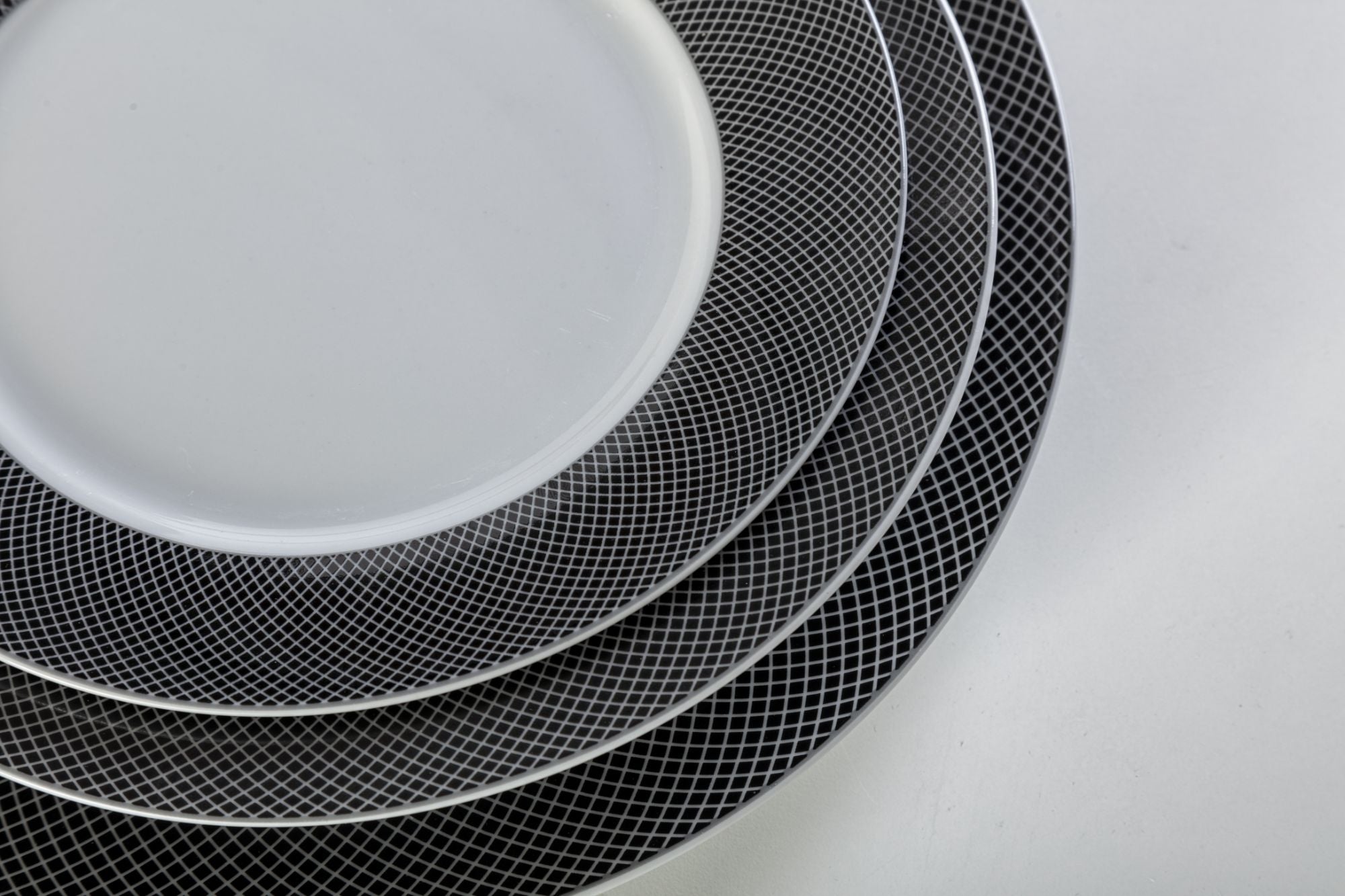 Servizio Piatti da Tavola 12 Pezzi in Porcellana Bianca Bordo Nero