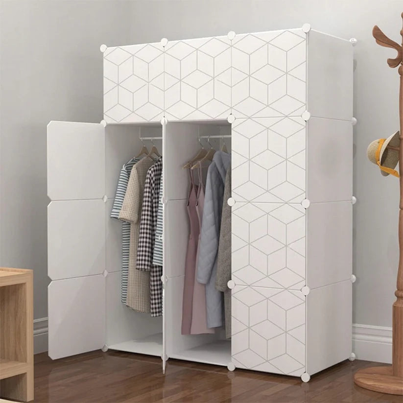 Armadio componibile con misure 147x110x47 cm, ideale per ogni stanza.