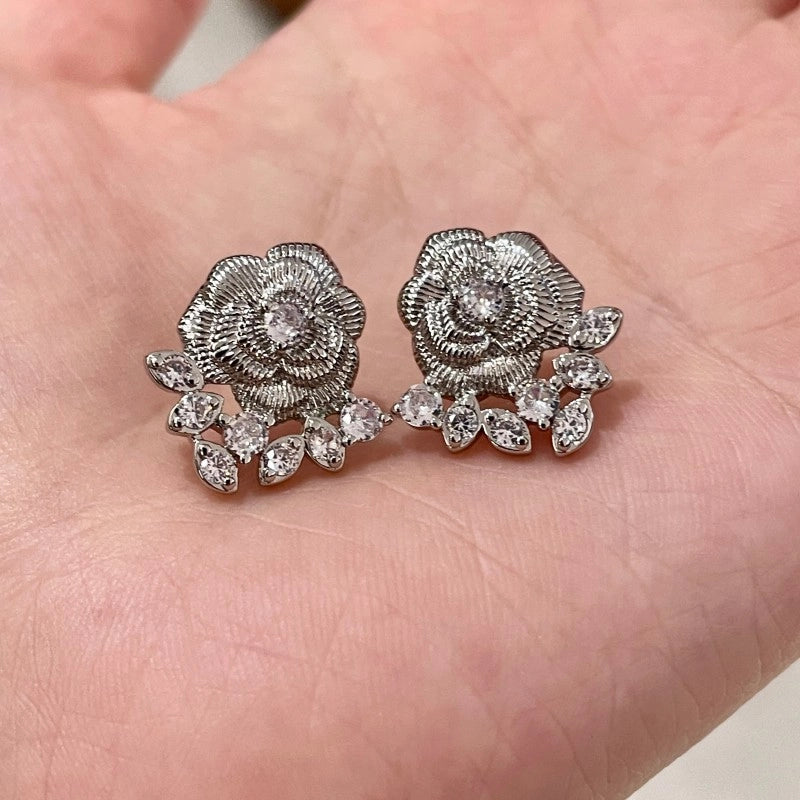 Squisiti mini orecchini a forma di camelia con zirconi, un tocco di lusso.