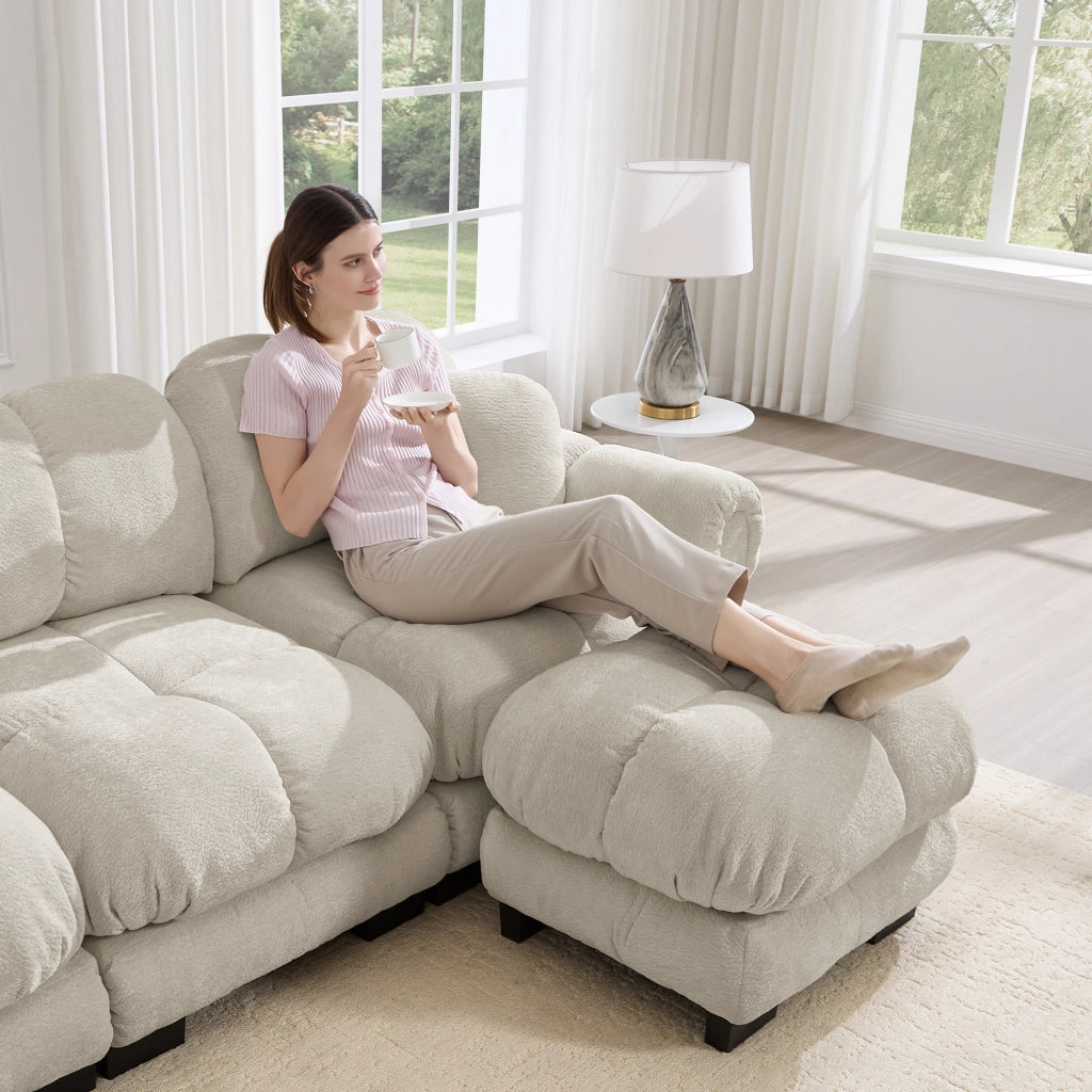Divano modulare a U in ciniglia con cuscini trapuntati e ottomana mobile beige chiaro 190 × 149 × 90 cm