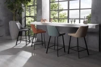 E-STYLO Sgabello da cucina in tessuto ruggine con gambe nere, imbottito con poggiapiedi, 50cm X 44cm H. 94cm.