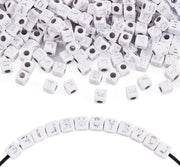 Alphabetto Acrilico Plus - Lettere in Acrilico Bianco con Argento 500 Pezzi A-Z Cubo Accessori per Creare Gioielli