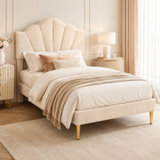 Letto imbottito in velluto beige 90x200 cm con testiera a conchiglia e gambe in ferro dorato