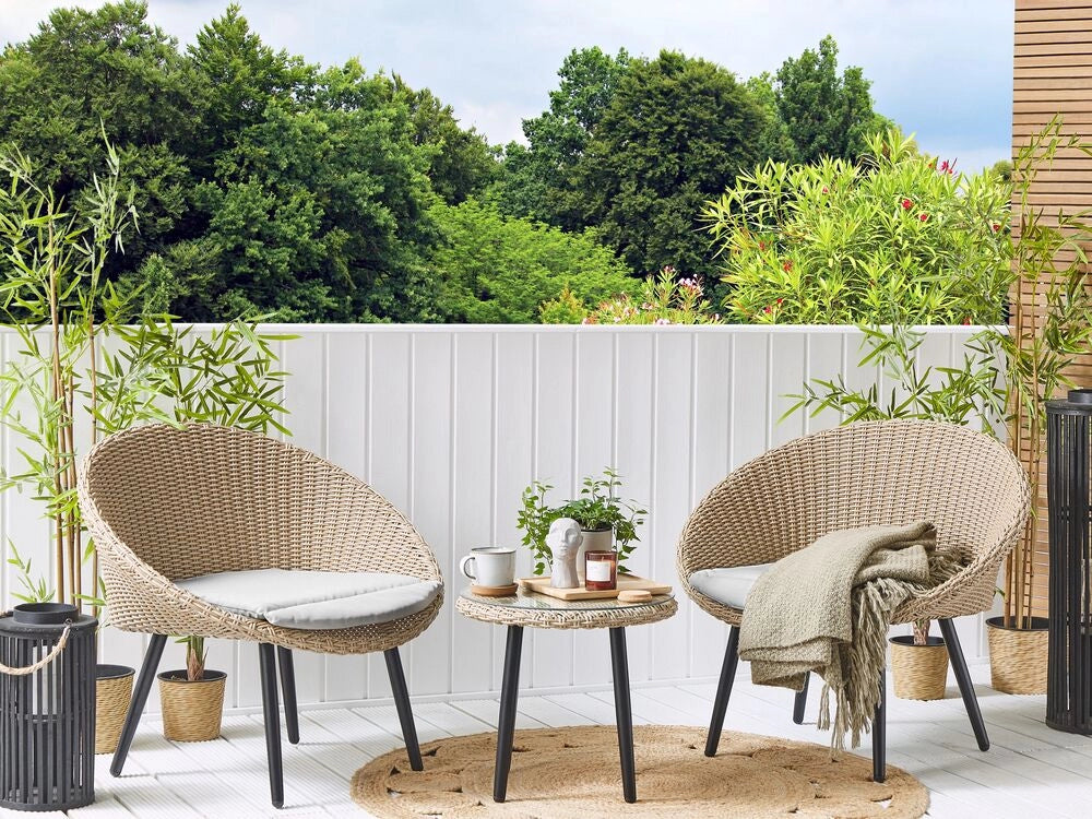 Set da bistrot da balcone con cuscini in vimini PE beige, tavolino e 2 sedie dal design moderno per esterni