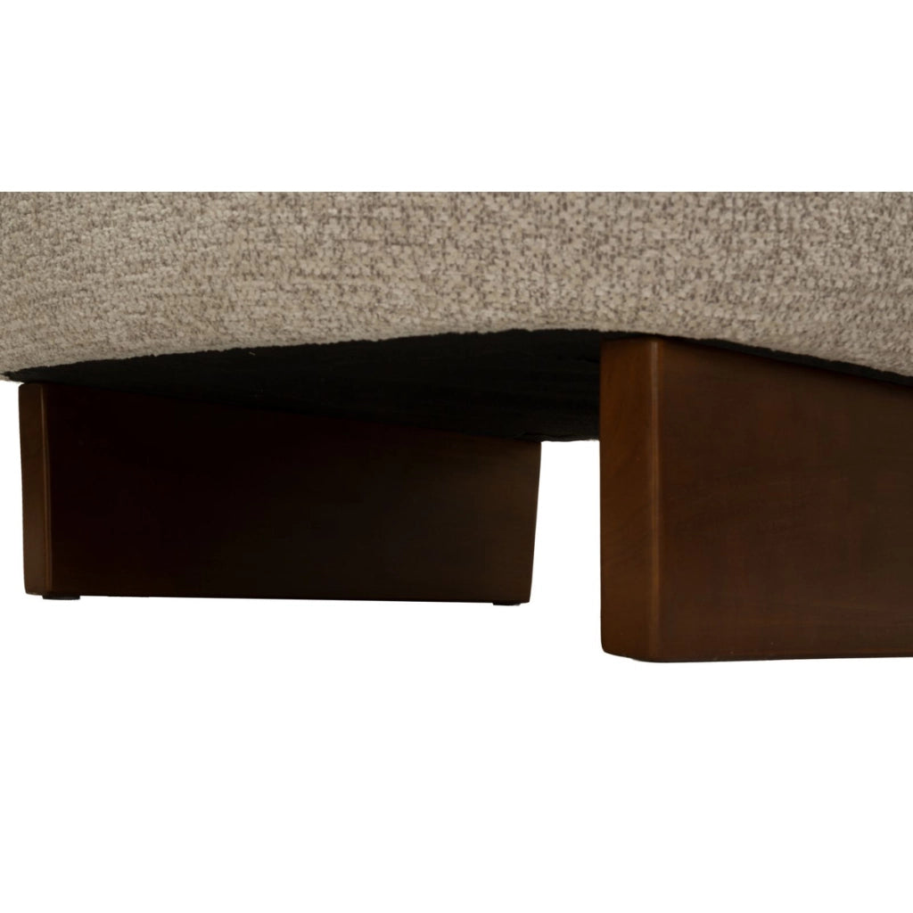 Poltrona Japandi in boucle' con base in legno scuro