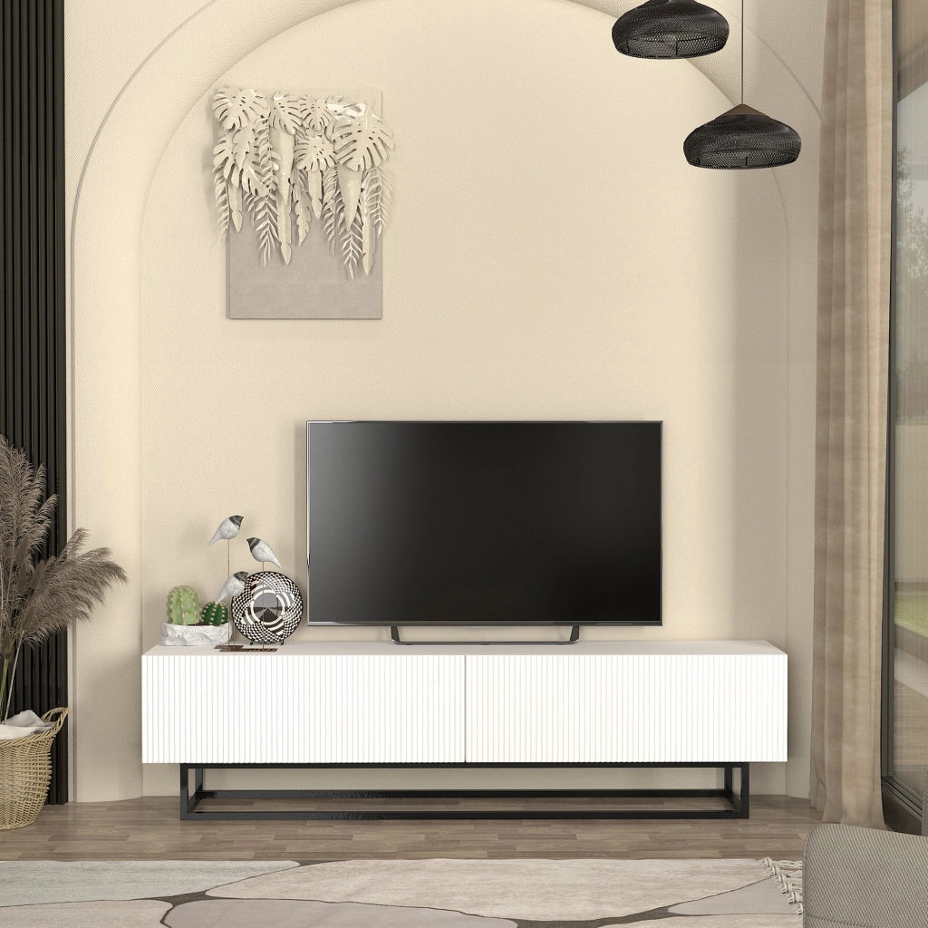 Mobile Porta TV Verpsboga a 2 Ante Decorative e Telaio in Metallo 180x32x47 cm - Bianco [en.casa]