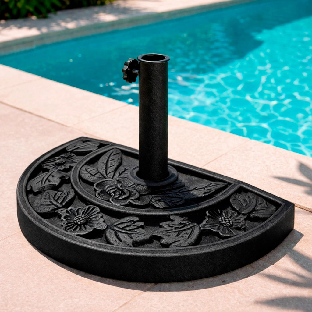 Base Ombrellone Semicircolare Motivo Floreale In Cemento HDPE E Metallo Supporto Per Palo Ø 38/48 Mm Ideale per Balcone Terrazza Giardino Resistente Intemperie 50 x 31 x 7 Cm Nero