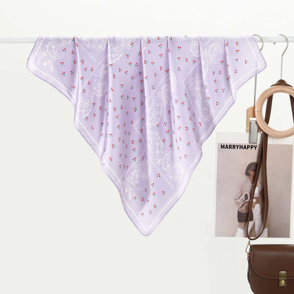 Sciarpa da donna in seta stampata, stile rustico e minimalista, con graziosa crostata di ciliegie e anacardi, un piccolo foulard versatile.