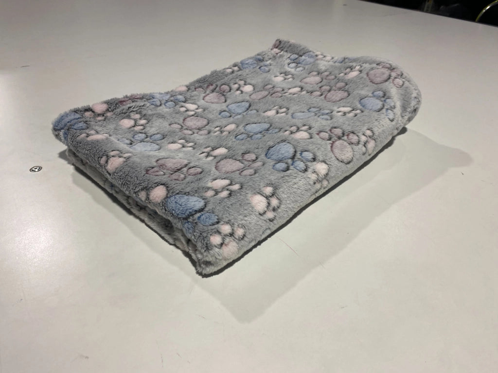 AIO FACTORY Coperta in pile 100x70 cm grigia con cuccia per cani con zampe colorate
