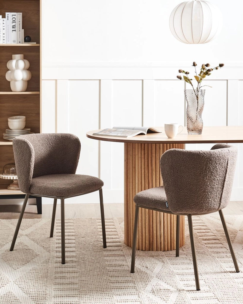 Set di 2 sedie da bar moderne in poliestere marrone chiaro Schienale curvo Gambe nere Sala da pranzo moderna Cucina