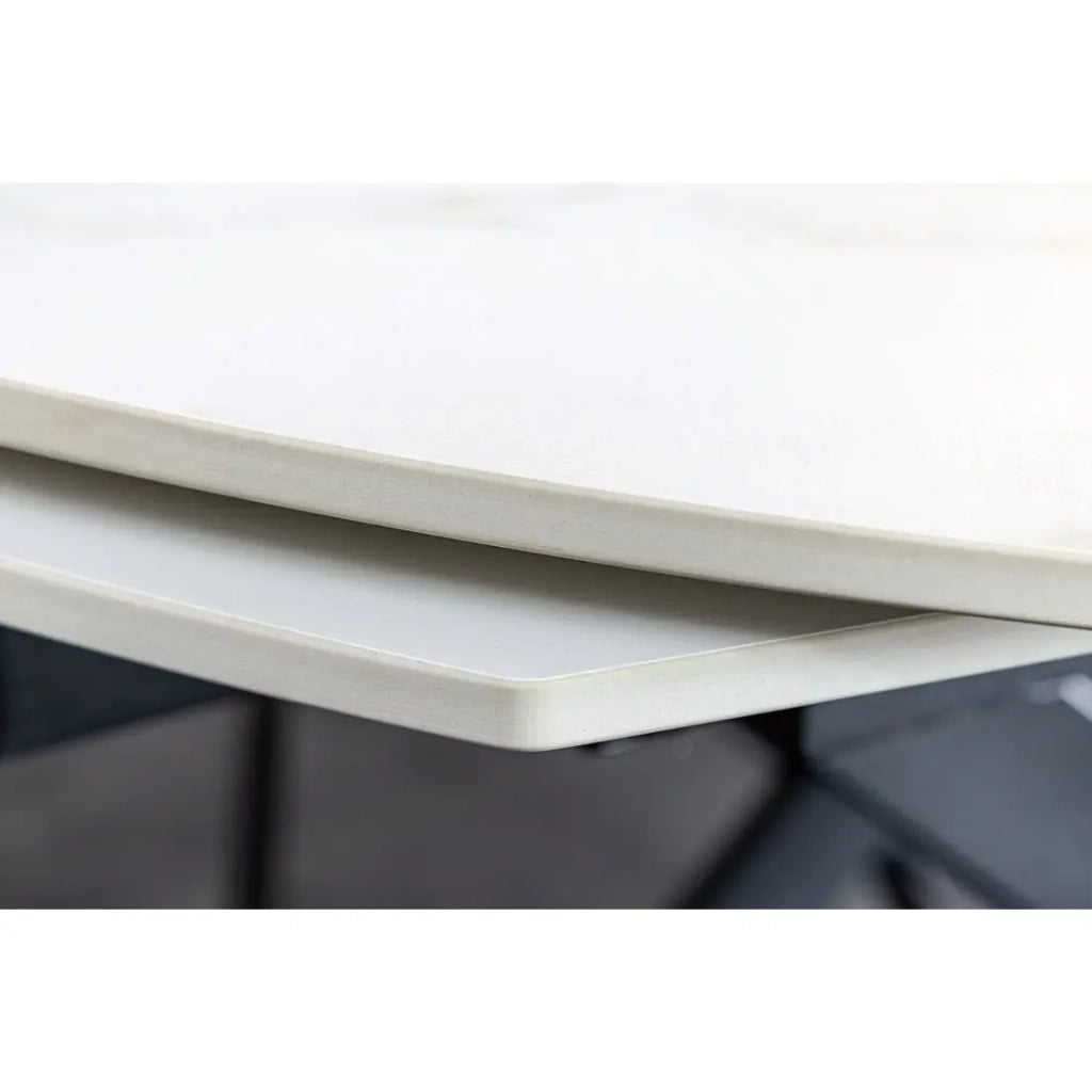 Tavolo ATONIA – Ovale estensibile 130 a 190 cm – Piano in ceramica effetto marmo bianco – Piedi in metallo – Stile moderno