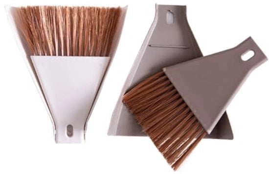 Due set di mini pennelli e spazzole in plastica, kit di pulizia portatile con chiodo da appendere per scrivania, tastiera, gabbia per animali e spazi stretti, colore caffè e beige.