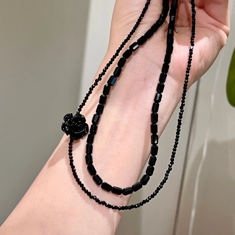 Collana con rosa nera, camelia e perline di cristallo